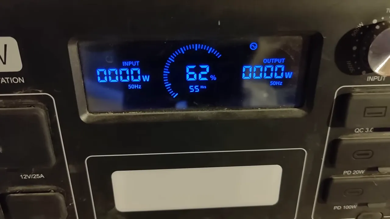 Affichage net de la station FOSSiBOT F2400 indiquant 62% de batterie et 0000 W en entrée et sortie