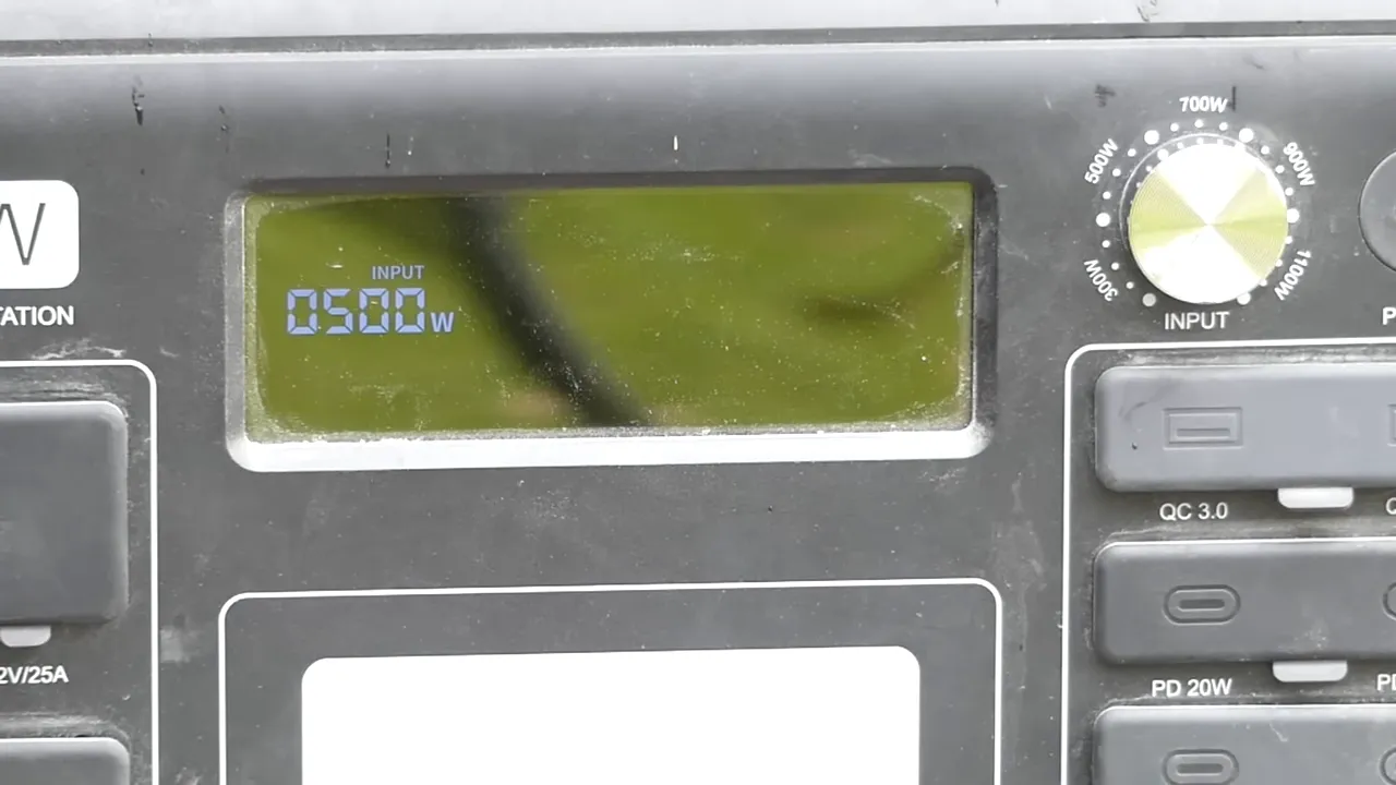 Gros plan de l'écran de la FOSSiBOT F2400 affichant INPUT 0500W