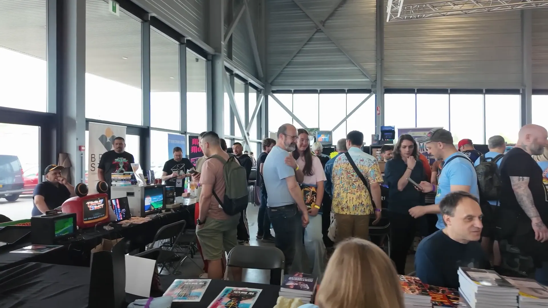 Un YouTuber en train de signer des autographes