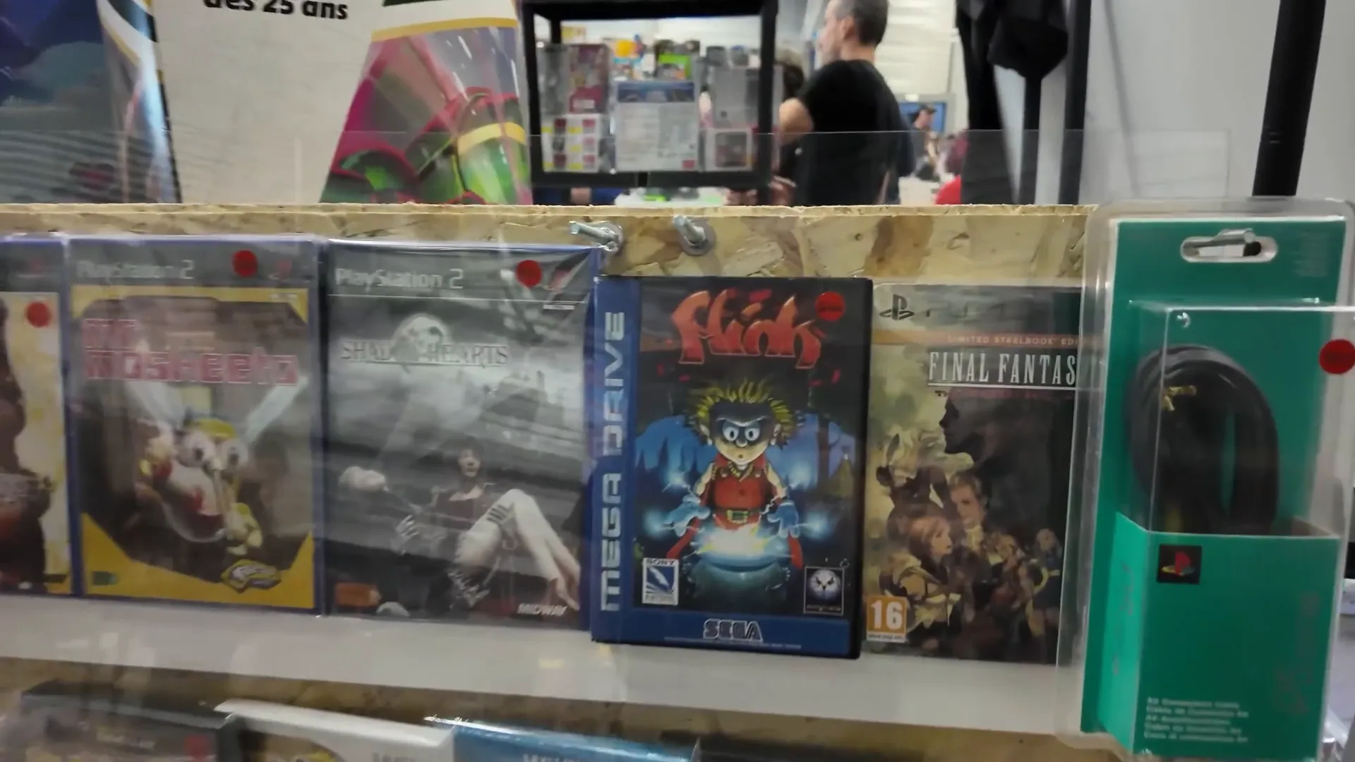 Stand avec des jeux Mega Drive et Dragon Ball