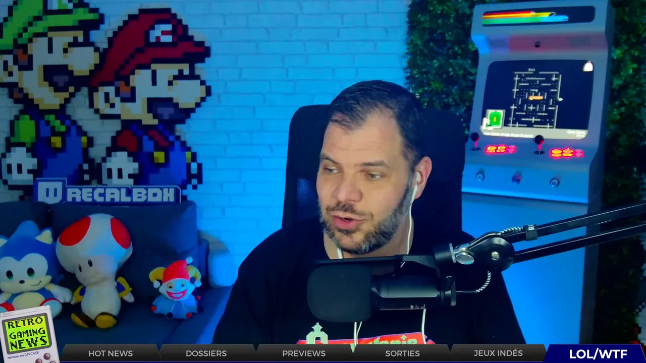 vue du studio montrant un grand pixel art Mario à gauche et une mini borne d'arcade affichant un jeu rétro à droite