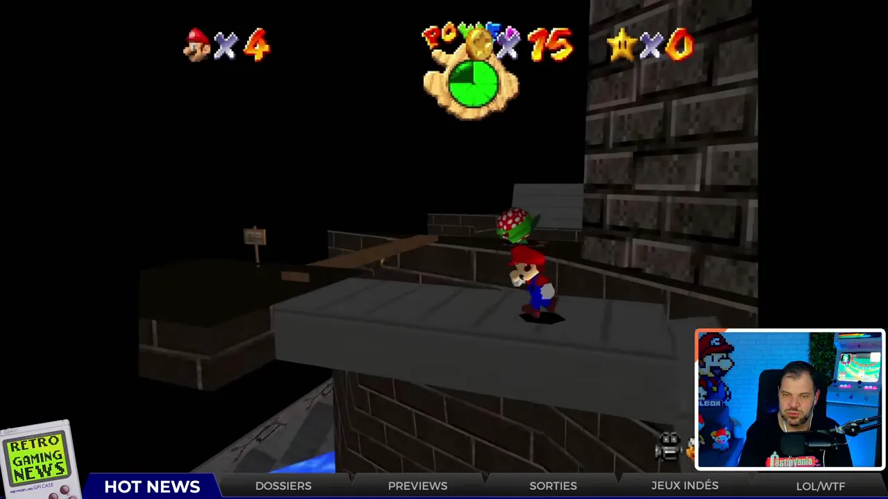 capture d'écran du port Super Mario 64 montrant Mario sur une plateforme low‑poly, décor sombre et encart du présentateur en bas à droite