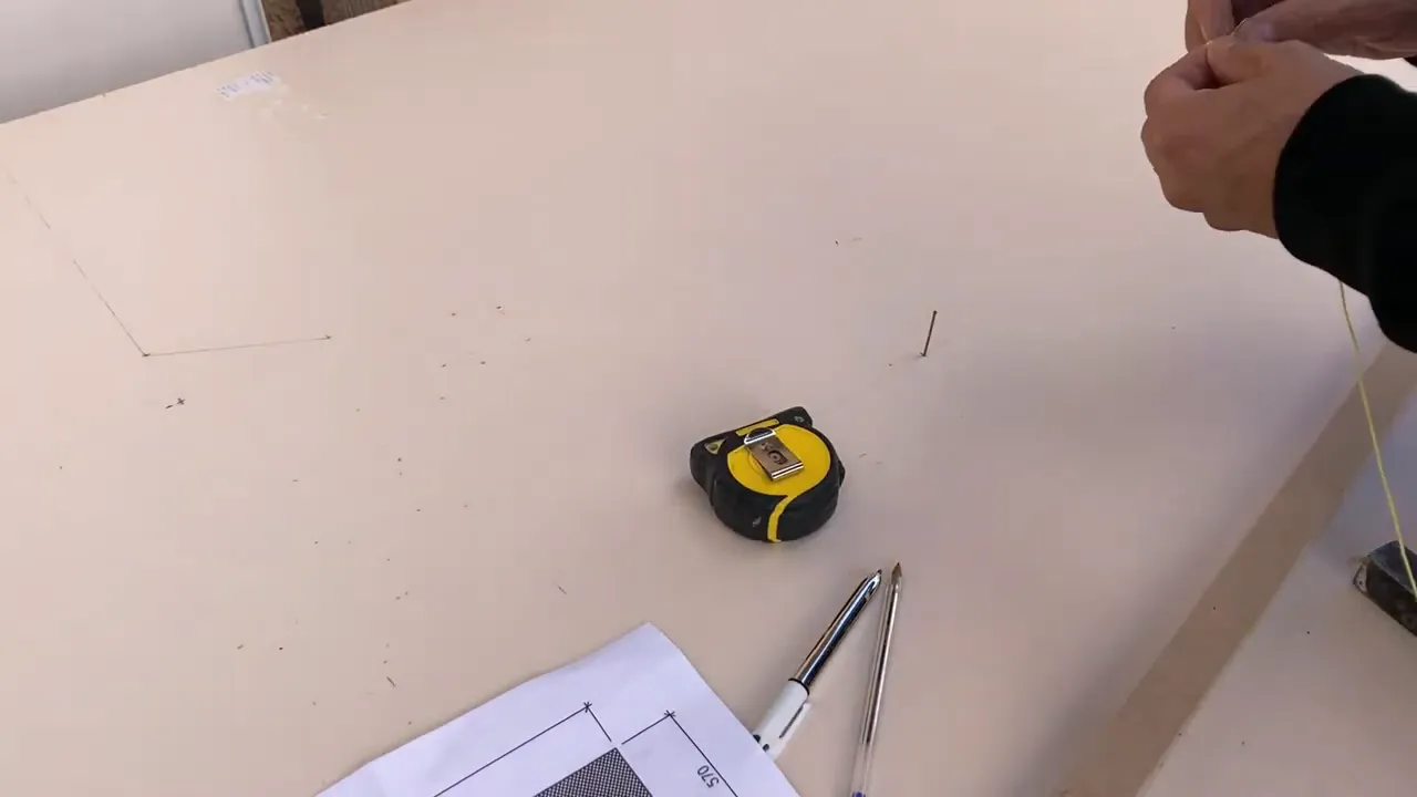 Tracé de l'arrondi côté de la caisse avec corde et crayon