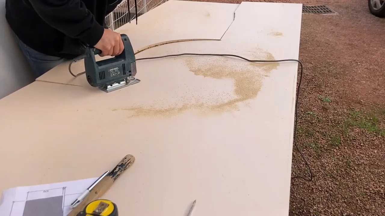 Découpe du flanc de la borne à la scie sauteuse