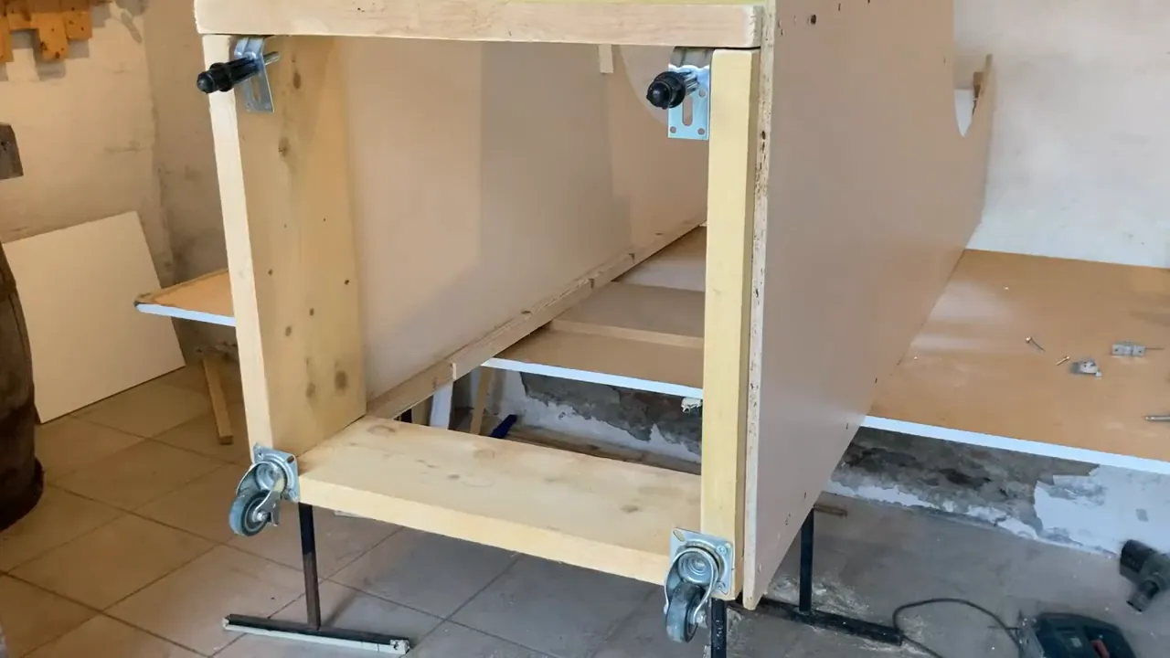 Roulettes installées à l'arrière et pieds avant