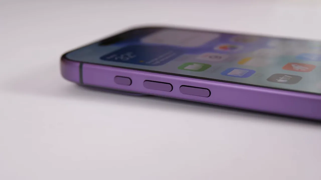 iPhone violet assemblé posé debout puis couché sur une table blanche