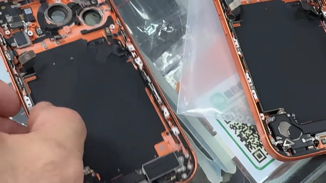 Intérieur d'une frame d'iPhone avec nappes, connecteurs et emplacements de composants