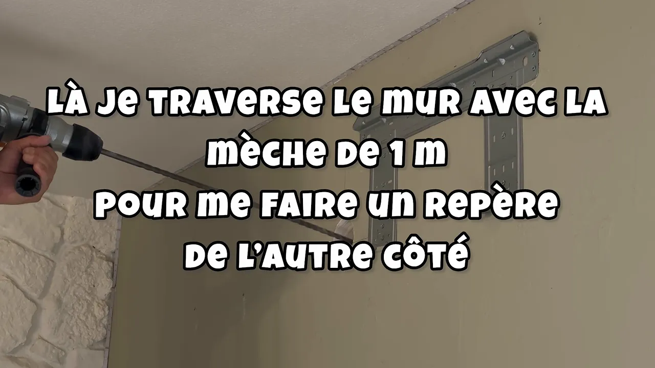 Longue mèche traversant un mur intérieur près de la plaque de climatisation