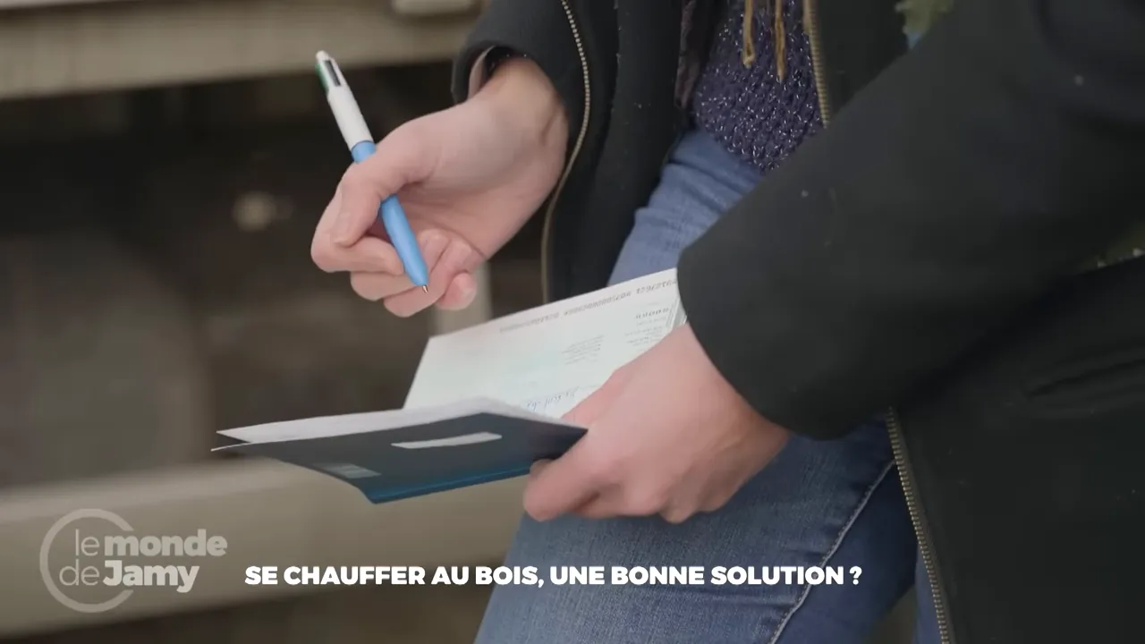 Mains tenant un stylo et des documents liés à l'achat de bois de chauffage