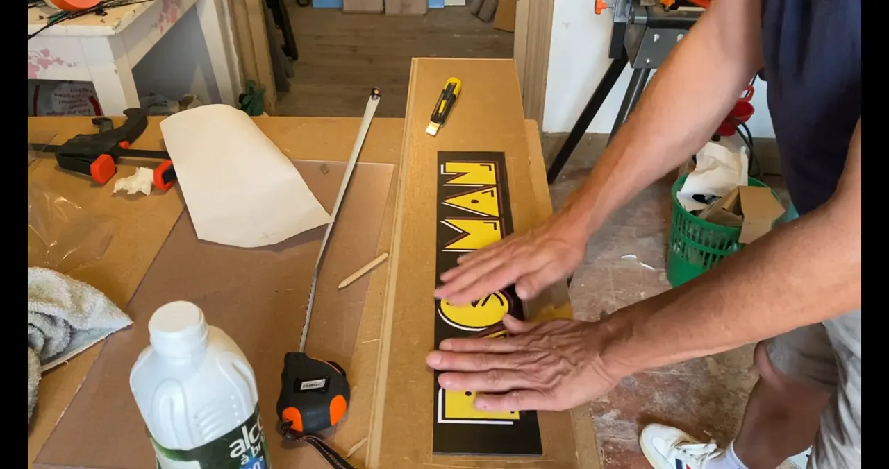 Sticker Pac-Man collé et plexi en sandwich pour le marquee