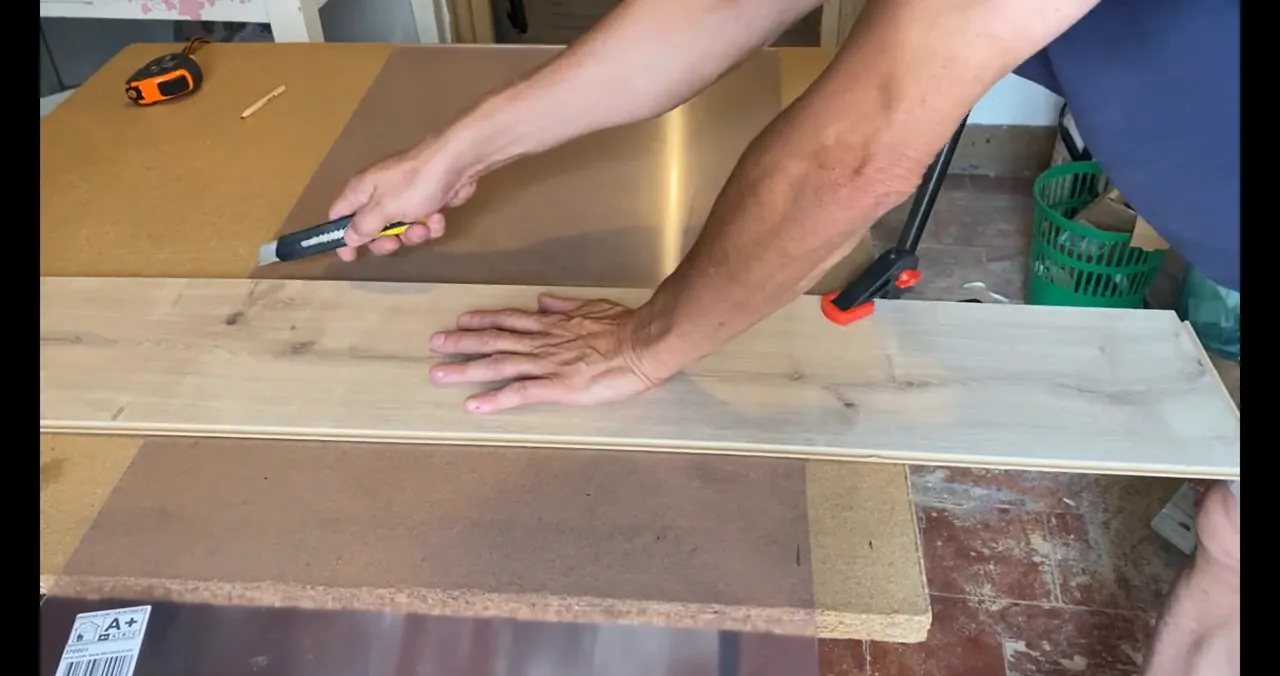 Découpe du plexiglas à la règle et au cutter