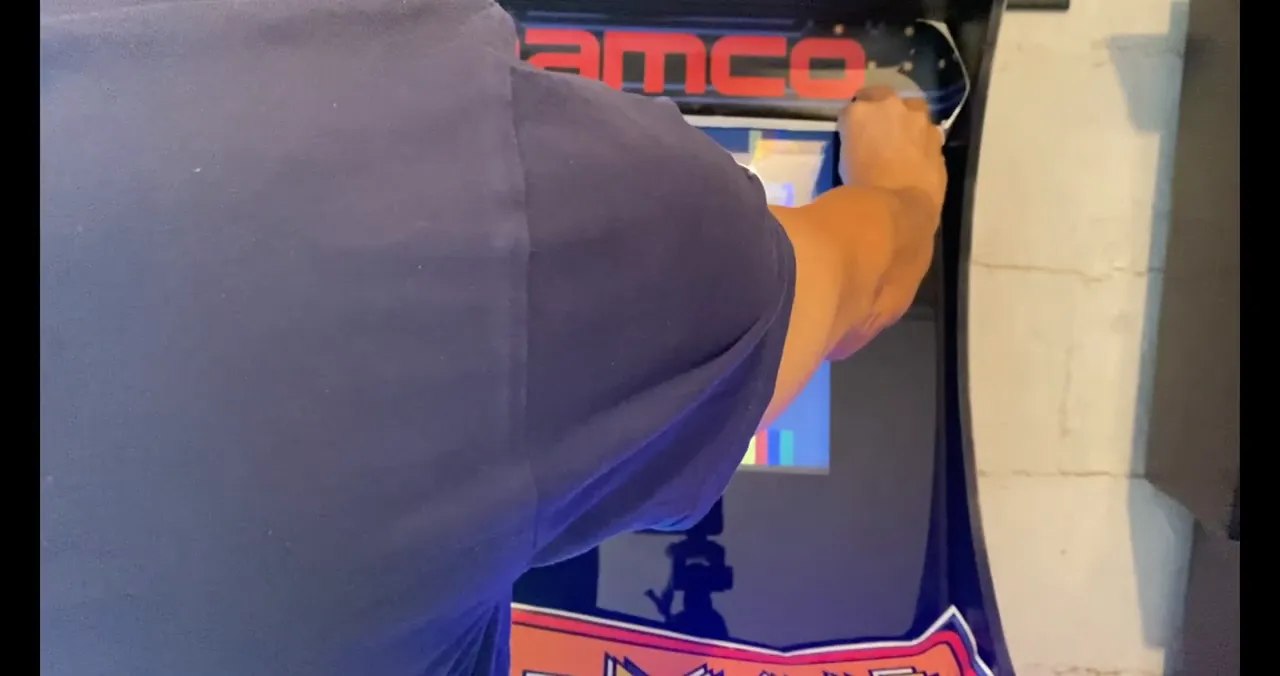 Réflexion sur les stickers autour de l'écran (idée : logo Namco)