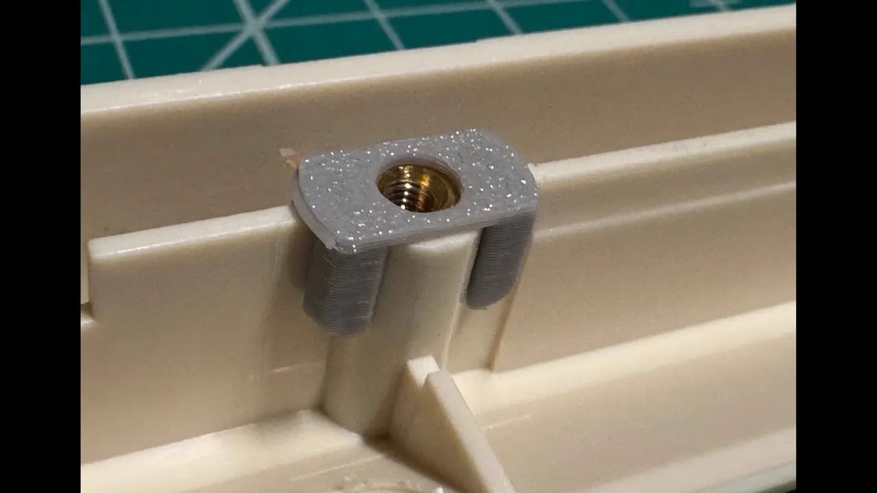 Intérieur du moniteur montrant la solution des rondelles pour corriger le backlight bleed