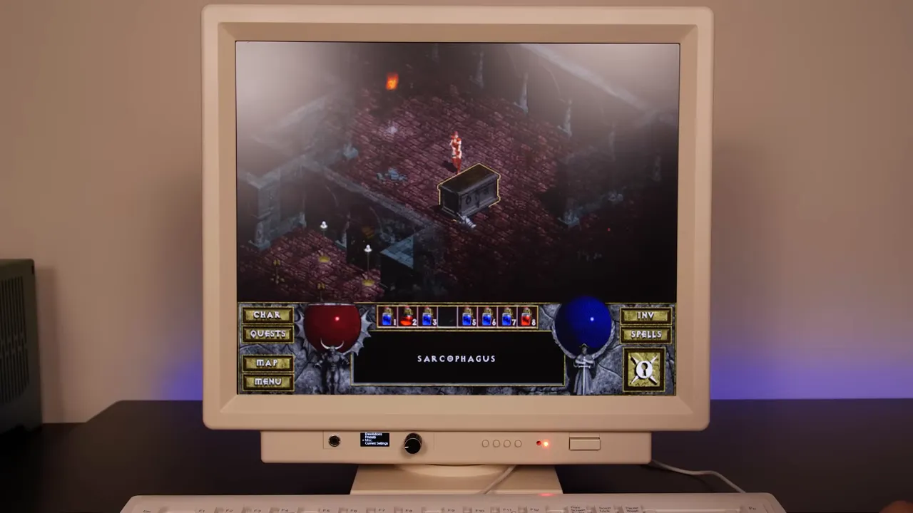 Checkmate 19in posé sur un bureau avec plusieurs consoles branchées