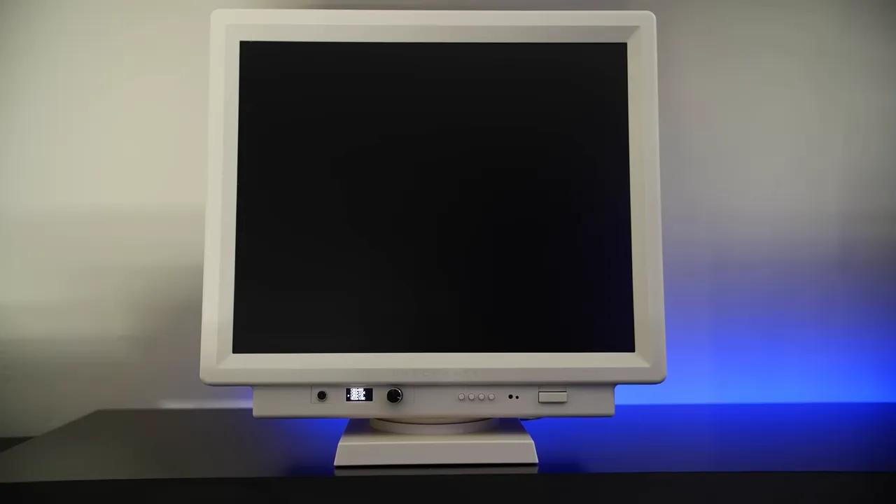 Checkmate IPS 19 pouces posé sur un bureau, vue de face