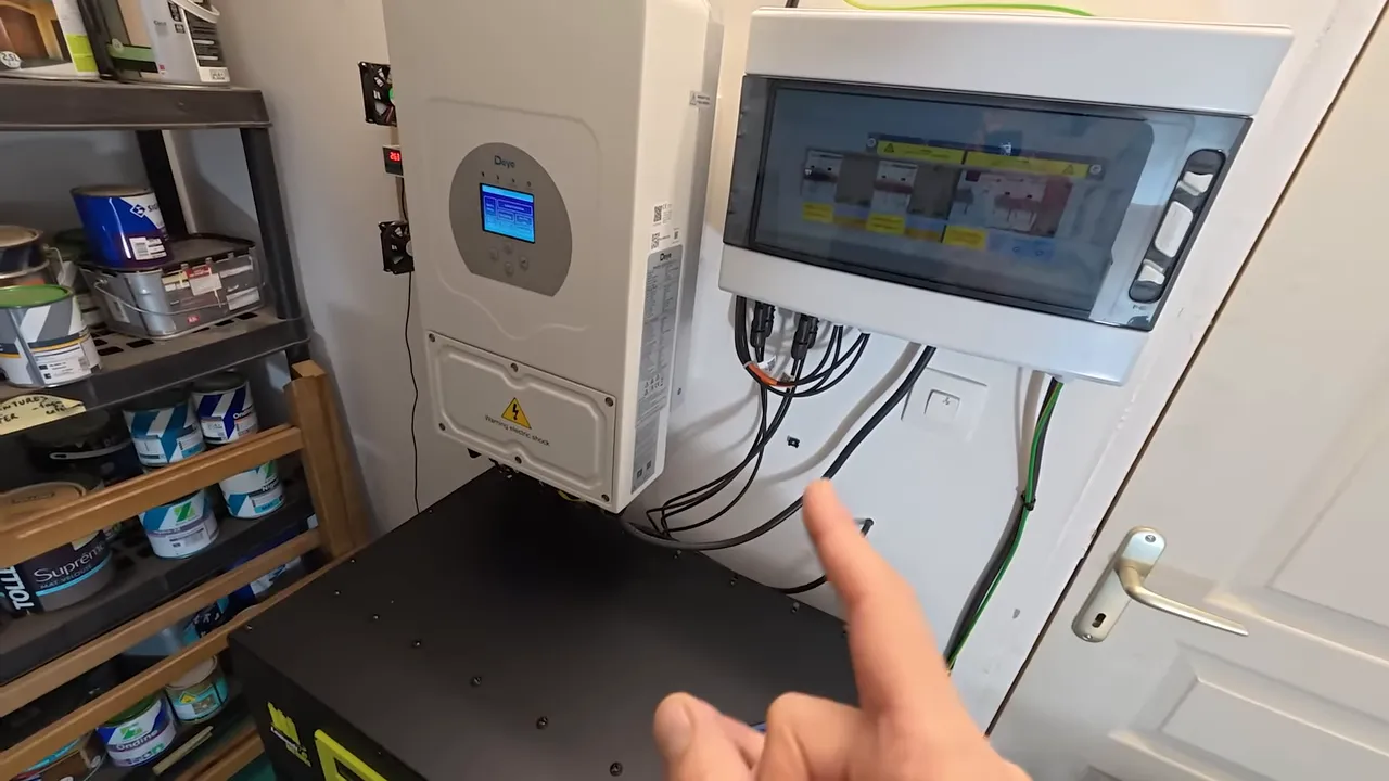 Onduleur hybride et coffret électrique, câbles et batterie en bas