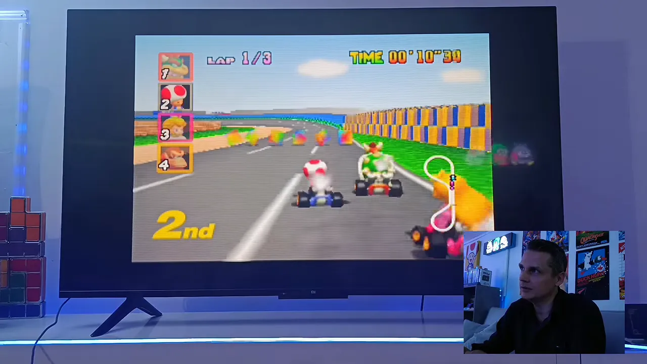 Course de Mario Kart 64 avec Toad en première position et le tracé du circuit à droite