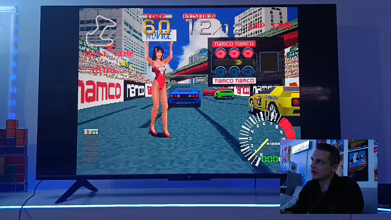 Ridge Racer sur PlayStation avec voitures sur la ligne de départ et compteur à l’écran