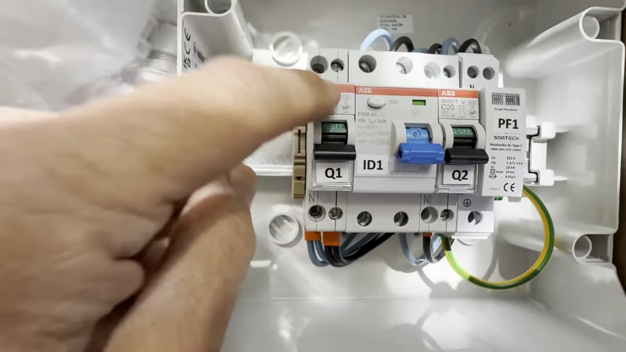 Coffret électrique photovoltaïque ouvert avec disjoncteurs et câblage