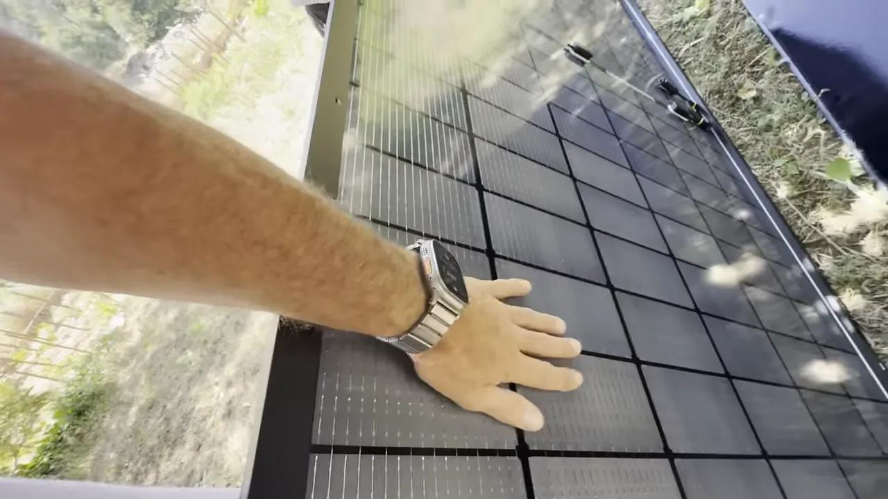 Face arrière d'un panneau photovoltaïque avec cellules et cadre métallique