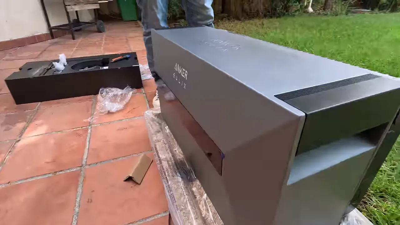 Batterie Anker SOLIX grise posée sur son emballage sur une terrasse