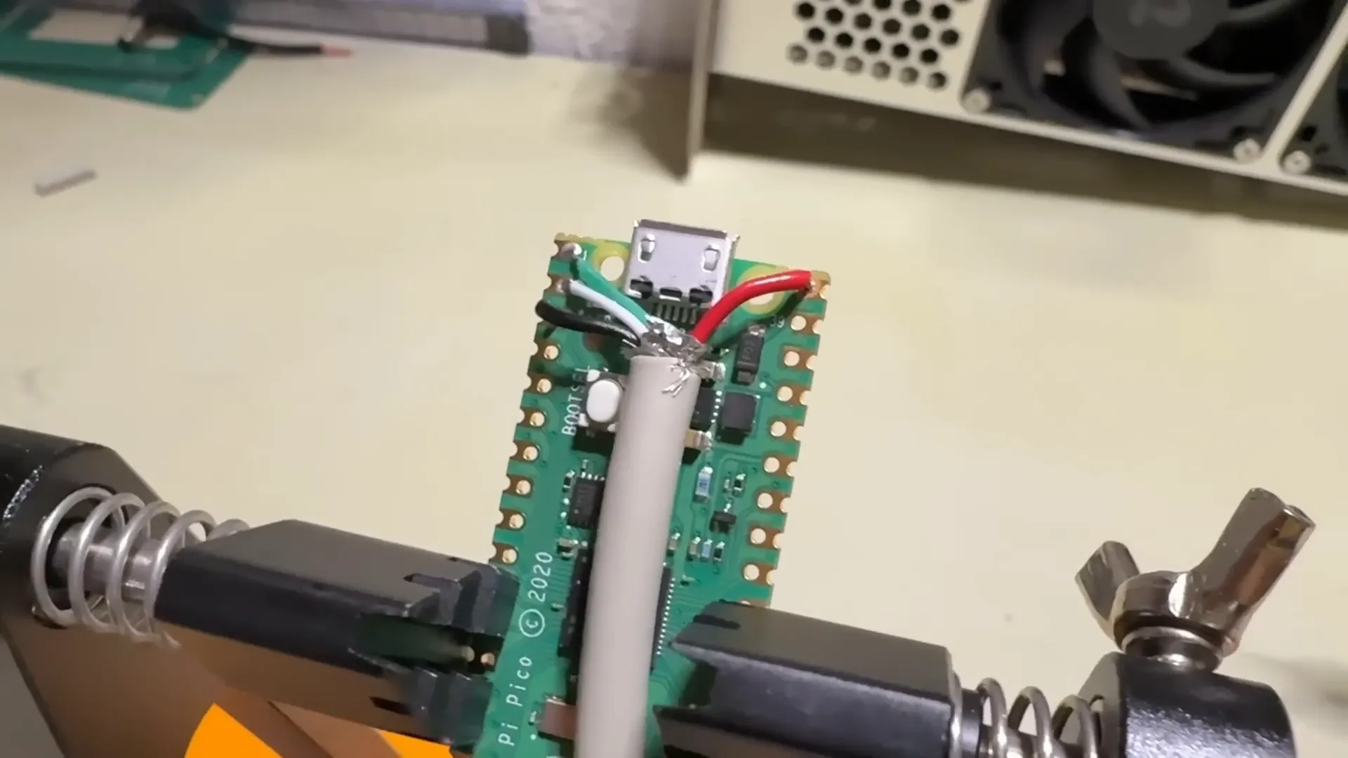 Schéma de câblage des fils sur le Raspberry Pi Pico