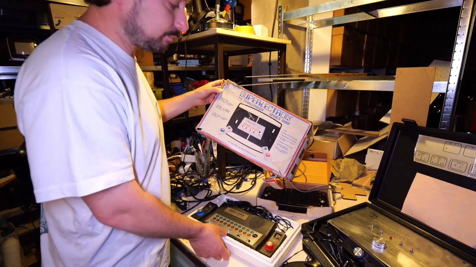 Joueurs autour d'une borne d'arcade