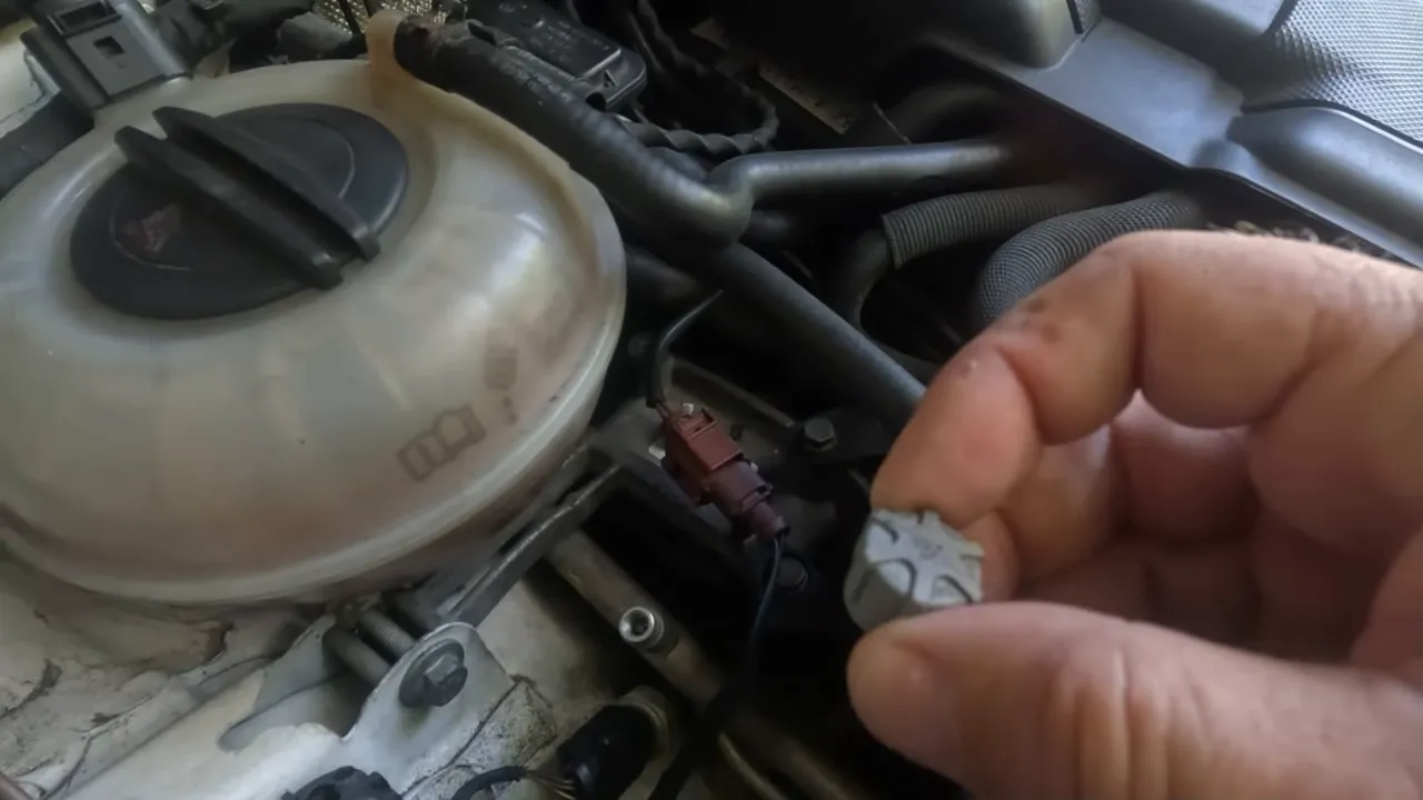 Adaptateur emboîté sur le port basse pression pour recharge de clim auto