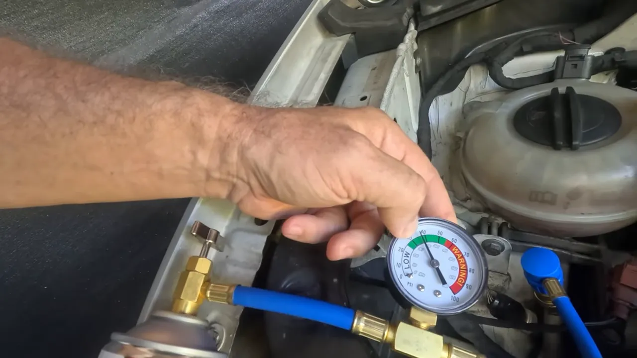 Manomètre surveillé pendant la recharge de clim auto sur la basse pression