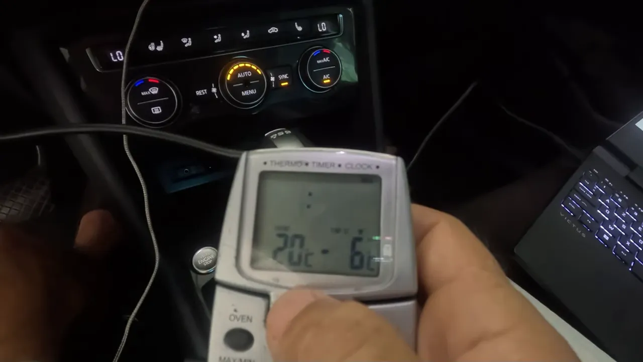 Thermomètre affichant la température de sortie d’air de la clim auto