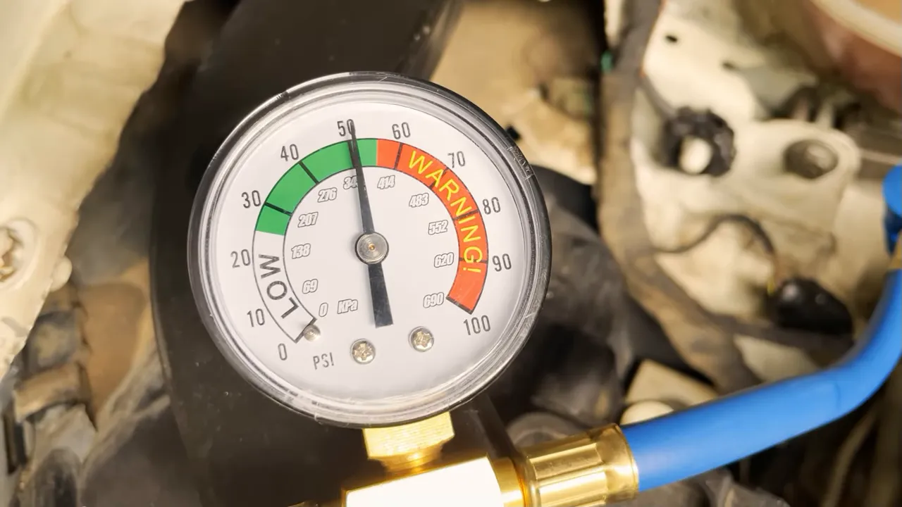 Manomètre de kit de recharge de clim avec repères de zones et lecture PSI