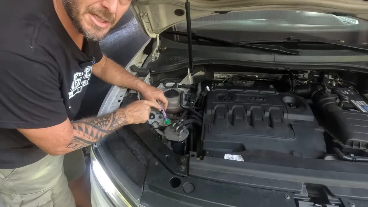 Seringue d’anti-fuite injectée pour recharger la clim auto par le port basse pression