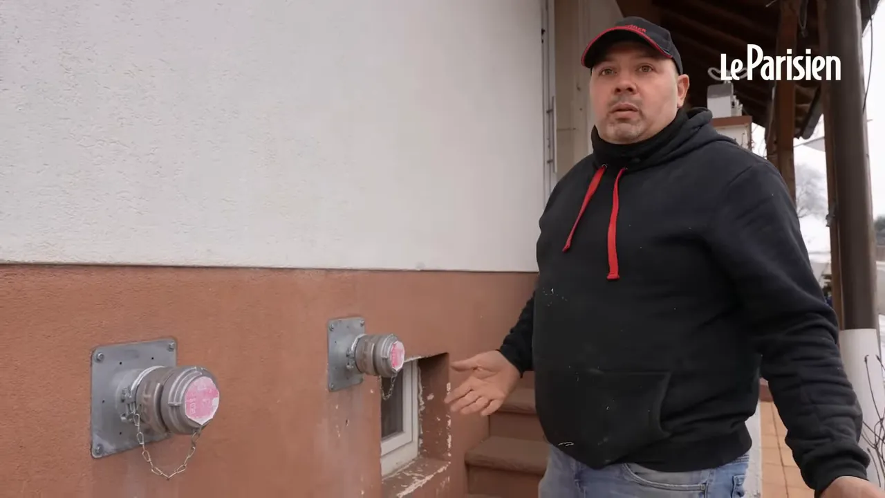 Installations murales pour alimentation en pellets avec raccords et bouchons visibles