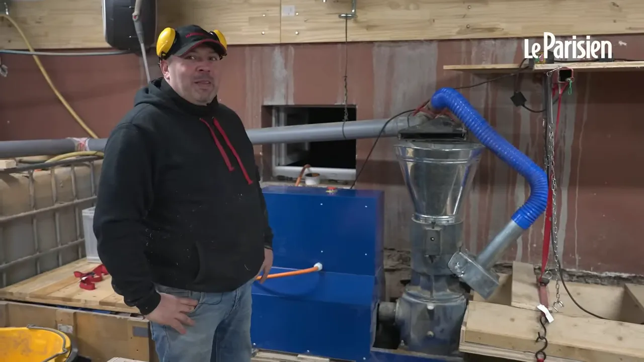 Vue large de la machine à granulés, du conduit bleu et de l'atelier avec opérateur