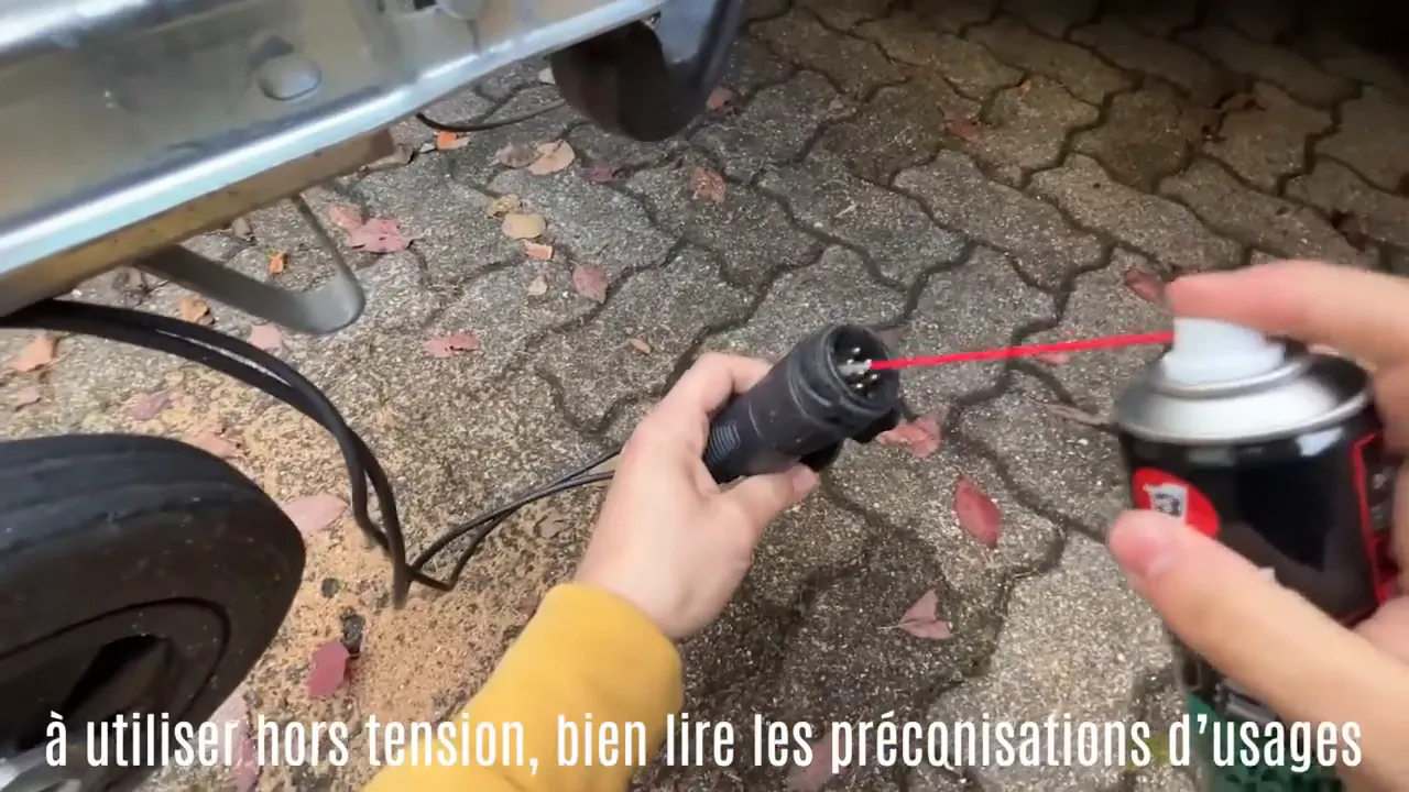 Nettoyant contacts pulvérisé dans une prise de remorque noire