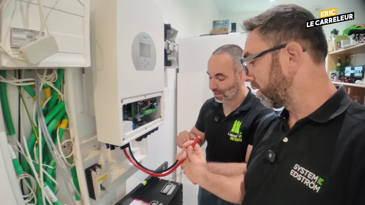 Coffret électrique propre montrant onduleur, batterie et câbles de connexion