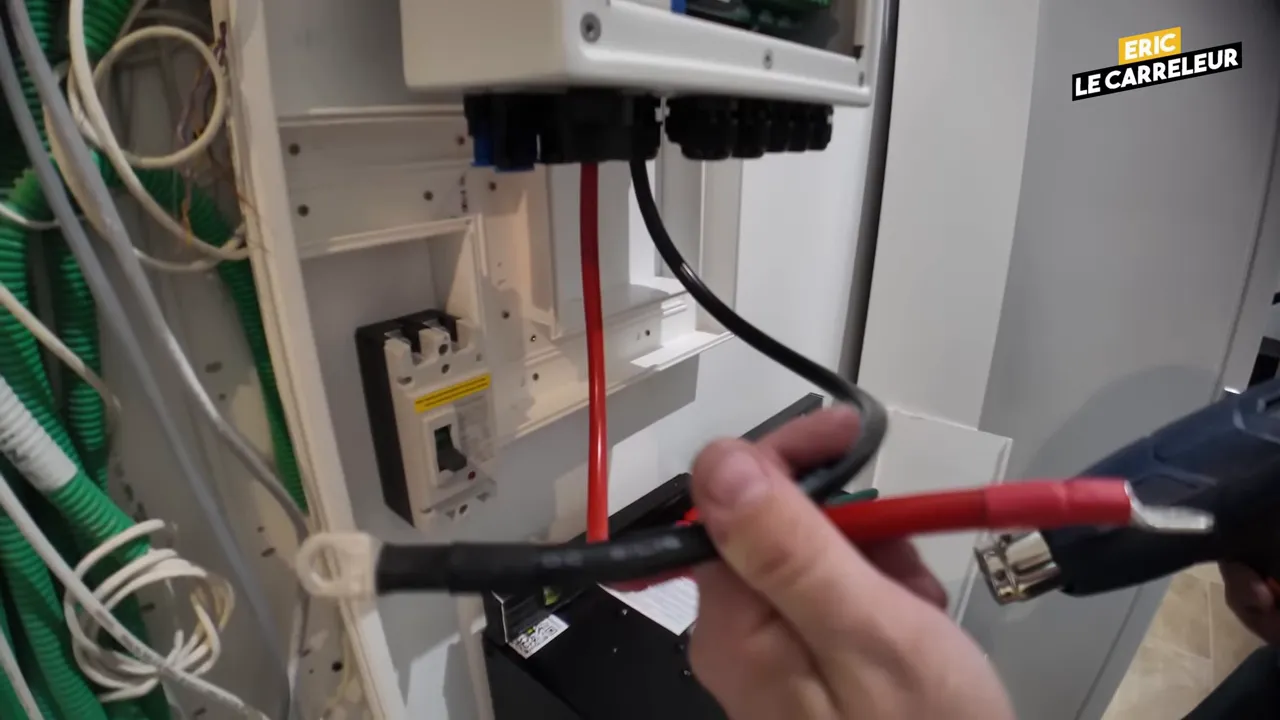 Application d'un manchon thermorétractable sur une cosse de câble de batterie à l'aide d'un pistolet thermique