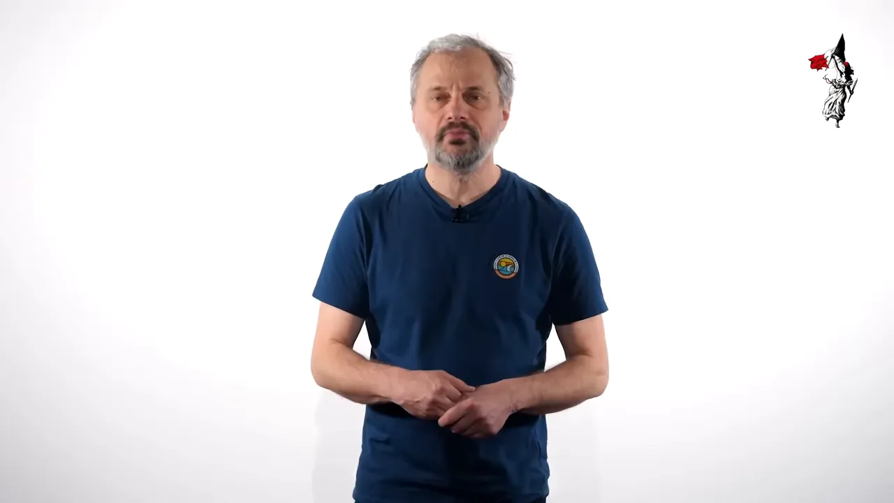 Présentateur énonçant une checklist avant l'installation d'une pompe à chaleur, plan moyen montrant le buste et les mains