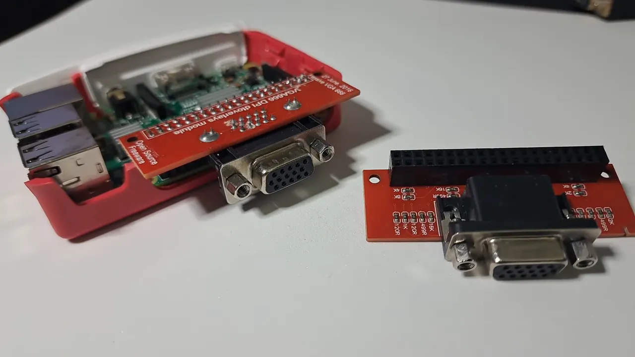 Adaptateur VGA666 rouge posé à côté d'une Raspberry Pi équipée d'une carte VGA