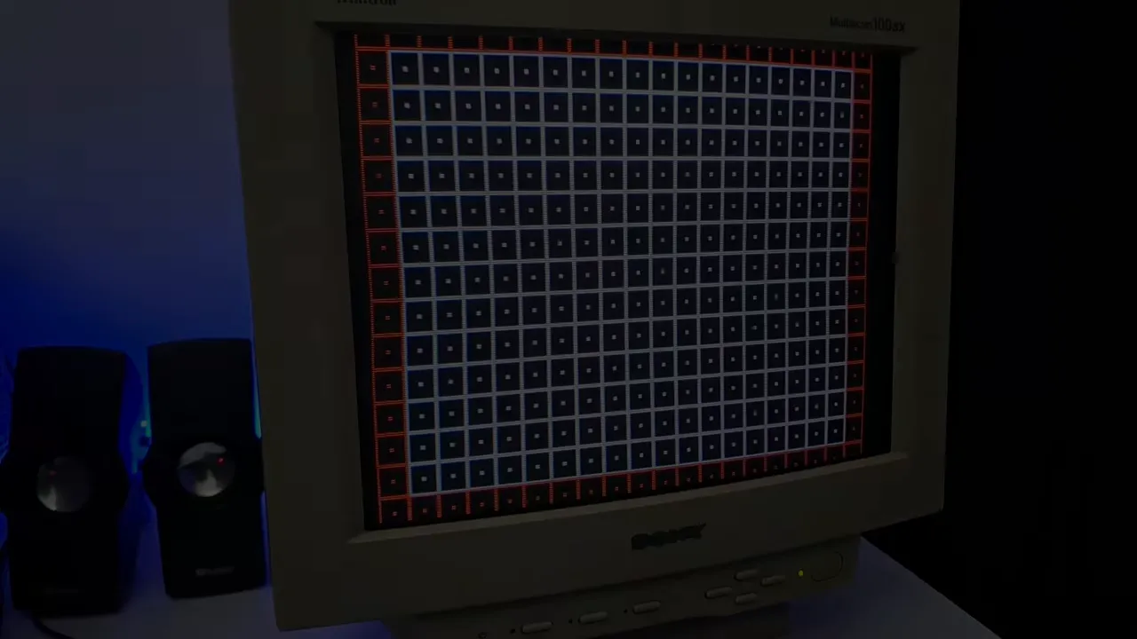 Moniteur CRT VGA affichant une grille de test avec de nombreuses cases