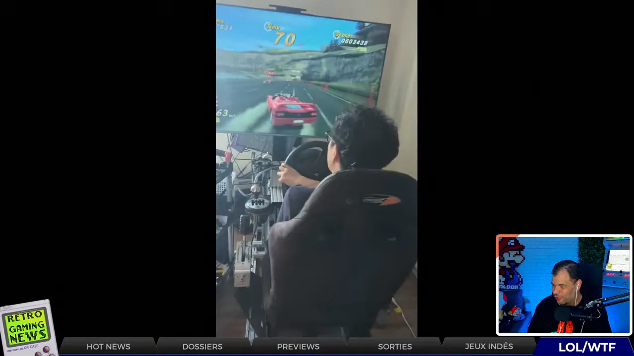 Personne installée dans un cockpit de course dynamique devant un écran de jeu automobile