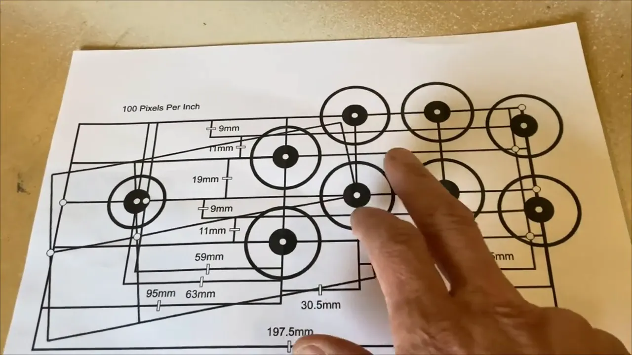 Panel temporairement fixé pour perçage, prêt à tracer