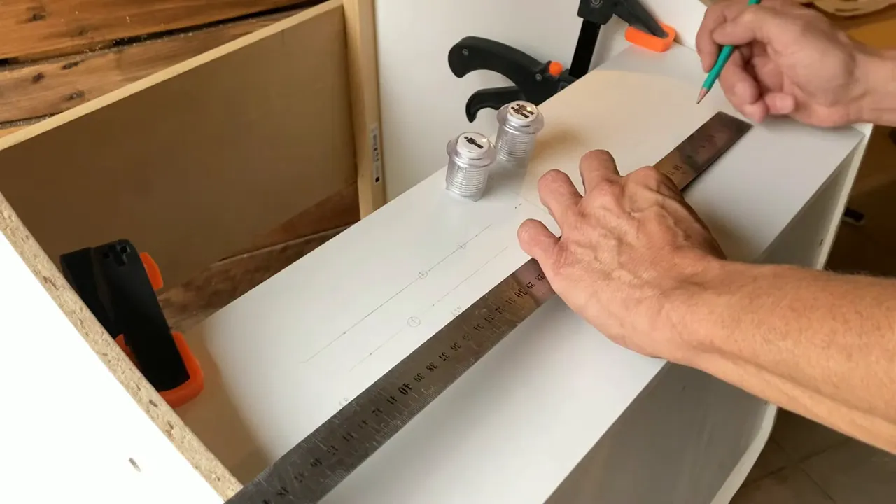 Repérage des premières cotes : 7 cm puis 36 mm pour le pas des boutons