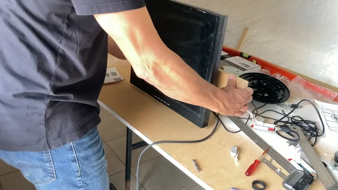 Processus de serrage final des fixations de l'écran, préparation à la finition