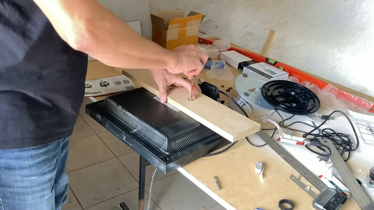 Trou de fixation de l'écran, utilisé pour vissage sur la planche de support