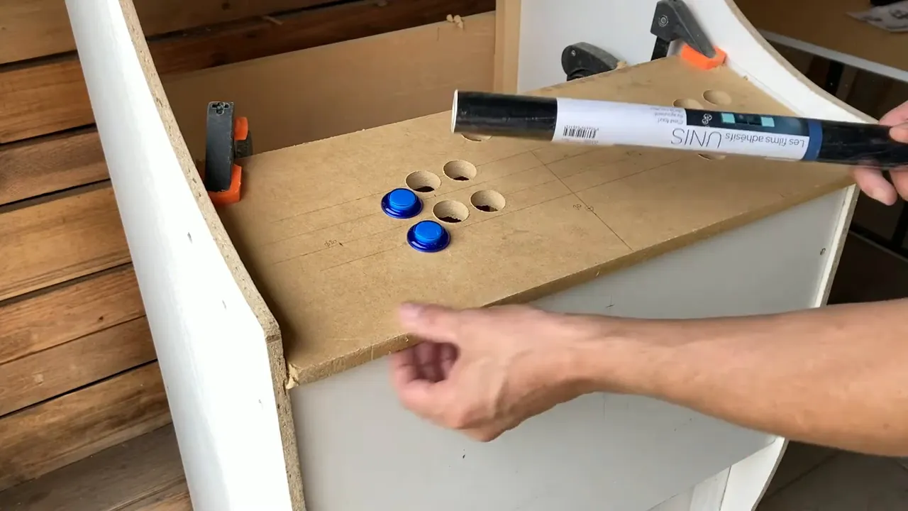 Pose du vinyle glossy noir sur le panel, finition au cutter