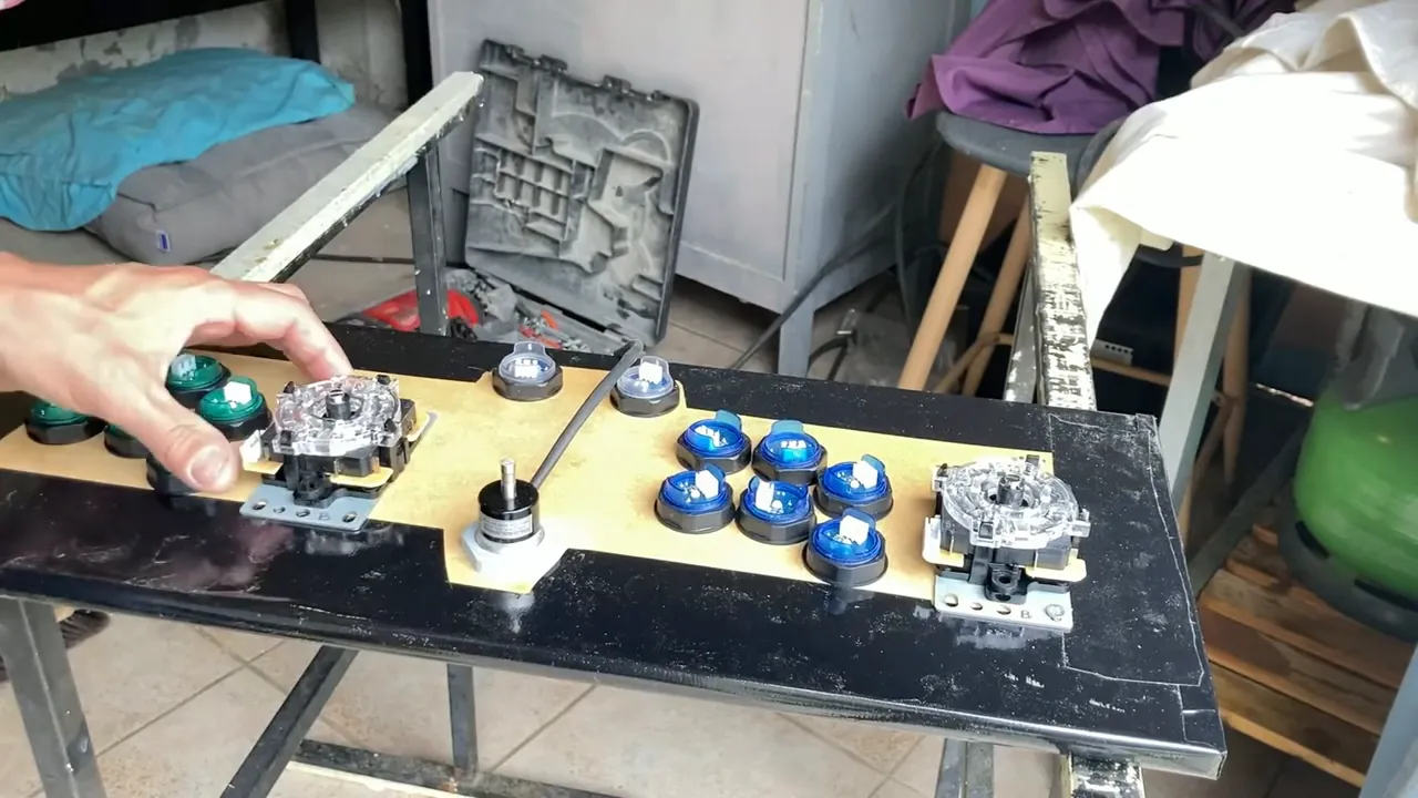 Joystick fixé au panel avec 4 vis, prêt à être configuré