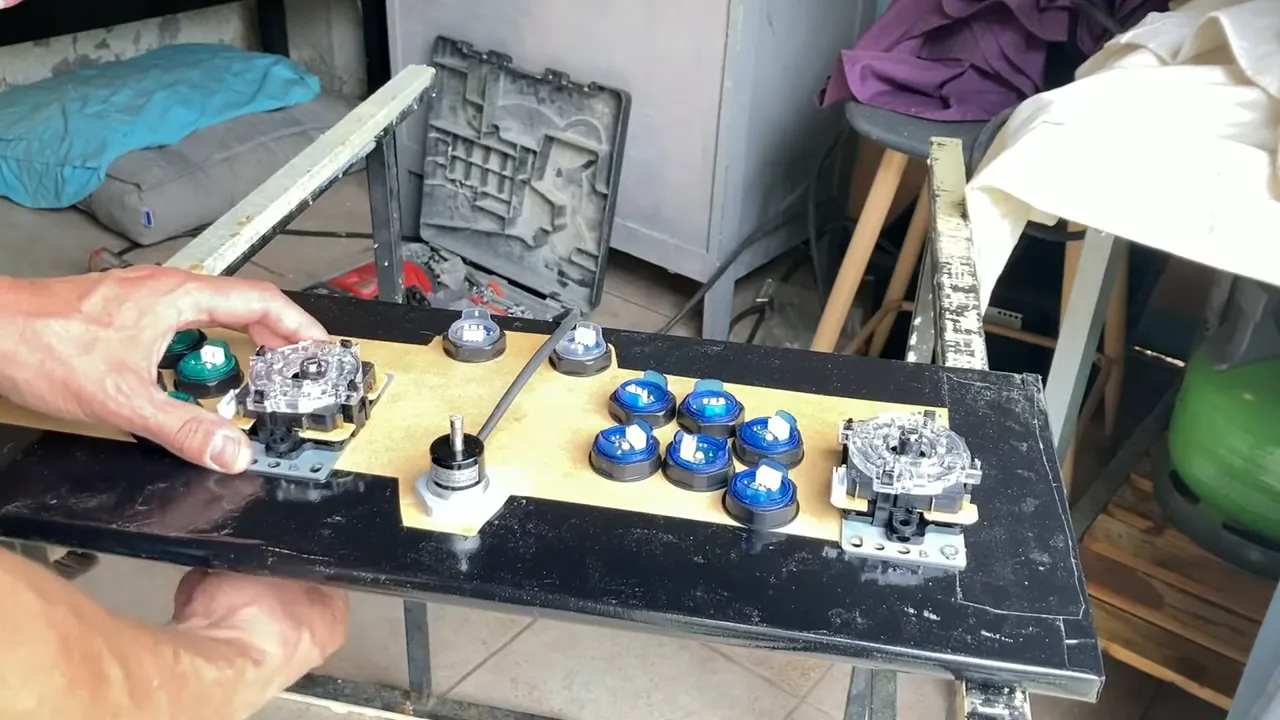 Perçage d'un trou de 20 mm pour le passage des câbles et fixation