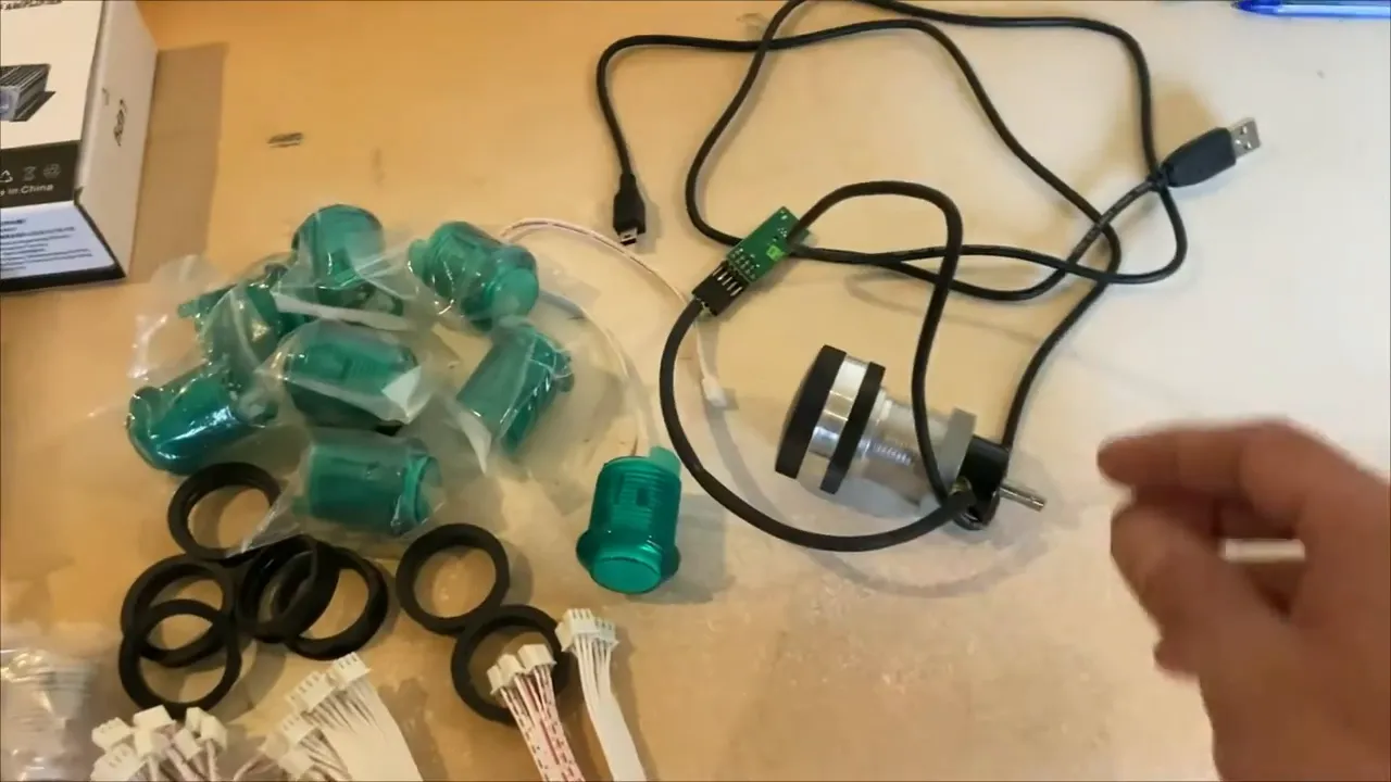 Matériel étalé : joysticks, boutons, spinner, amplificateur et encodeurs USB