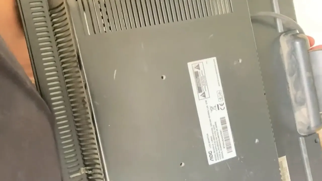 Pied d'écran démonté, écran 4/3 récupéré prêt au nettoyage